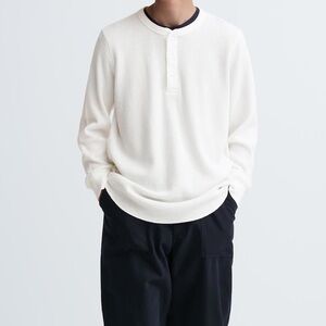 Uniqlo Men’s Gray Henley Ribbed Top